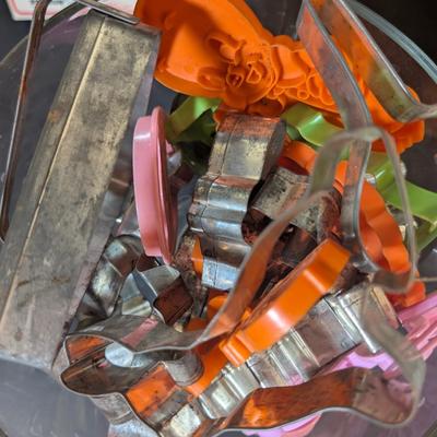 LOT 197: Cookie Cutters, Jello Molds, Covered Cake Dish