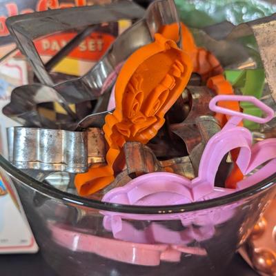 LOT 197: Cookie Cutters, Jello Molds, Covered Cake Dish