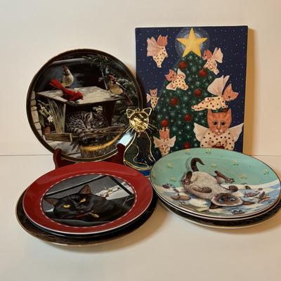 LOT 219: Here Kitty! Collection of Danbury Mint, Franklin Mint, Bradford Exhange Plates, Suncatcher & Painting: