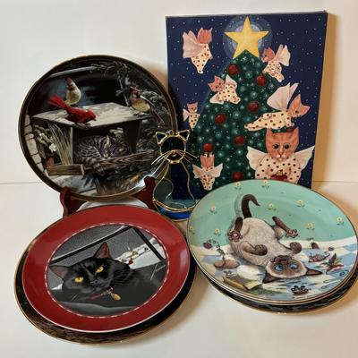 LOT 219: Here Kitty! Collection of Danbury Mint, Franklin Mint, Bradford Exhange Plates, Suncatcher & Painting: