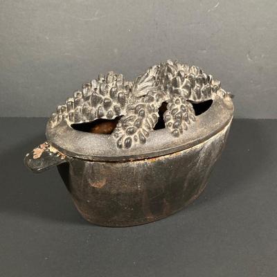 LOT 249: Vintage John Wright Cast Iron Lidded Oval Steamer Pot and Metal Deer Bowl