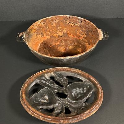 LOT 249: Vintage John Wright Cast Iron Lidded Oval Steamer Pot and Metal Deer Bowl
