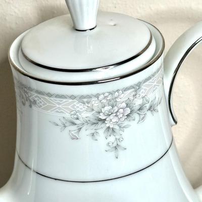 95 Piece Set of Noritake - Legendary Sweet Leilani China Set with Serving Pieces