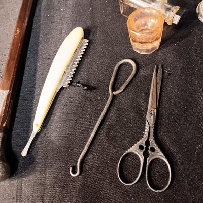 SMALLER ANTIQUE AND VINTAGE ITEMS INCLUDING PARTIAL WAND W/STERLING KNOB ON THE END