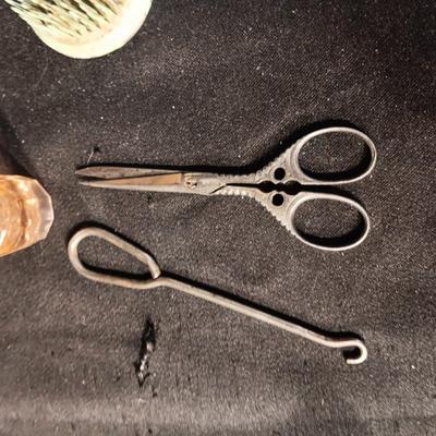 SMALLER ANTIQUE AND VINTAGE ITEMS INCLUDING PARTIAL WAND W/STERLING KNOB ON THE END