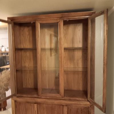 BEAUTIFUL LIGHTED DISPLAY CABINET