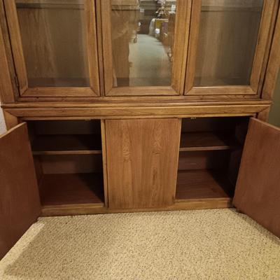 BEAUTIFUL LIGHTED DISPLAY CABINET