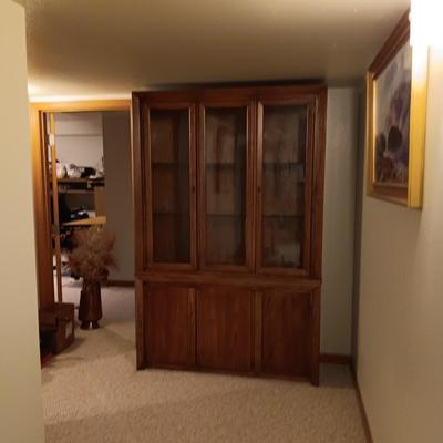 BEAUTIFUL LIGHTED DISPLAY CABINET
