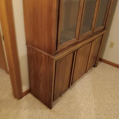 BEAUTIFUL LIGHTED DISPLAY CABINET