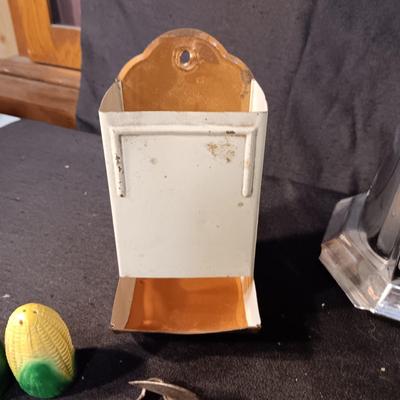 VINTAGE KITCHEN ITEMS INCLUDING CHALKWARE WALL HUNG VEGETABLES