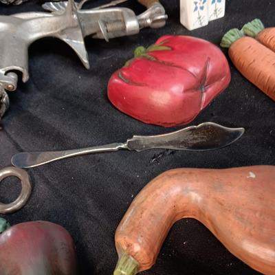 VINTAGE KITCHEN ITEMS INCLUDING CHALKWARE WALL HUNG VEGETABLES
