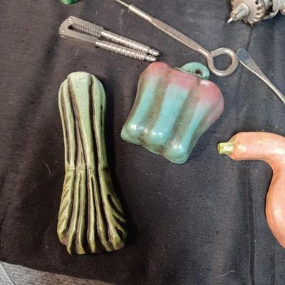 VINTAGE KITCHEN ITEMS INCLUDING CHALKWARE WALL HUNG VEGETABLES