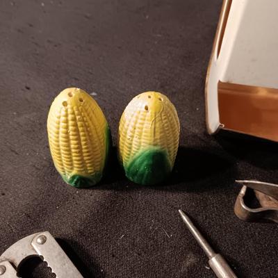 VINTAGE KITCHEN ITEMS INCLUDING CHALKWARE WALL HUNG VEGETABLES