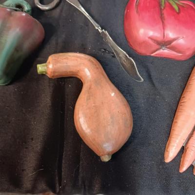 VINTAGE KITCHEN ITEMS INCLUDING CHALKWARE WALL HUNG VEGETABLES
