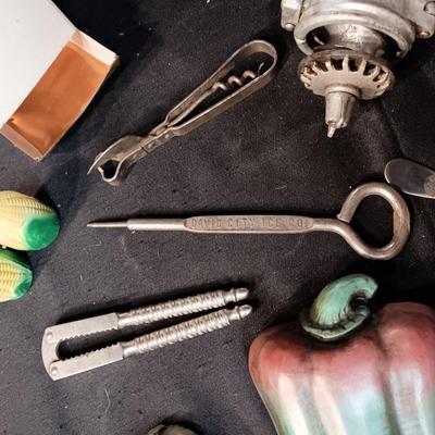VINTAGE KITCHEN ITEMS INCLUDING CHALKWARE WALL HUNG VEGETABLES