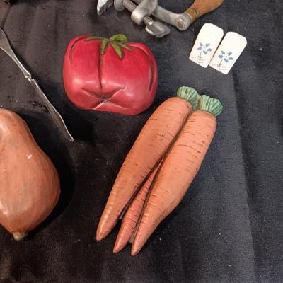 VINTAGE KITCHEN ITEMS INCLUDING CHALKWARE WALL HUNG VEGETABLES