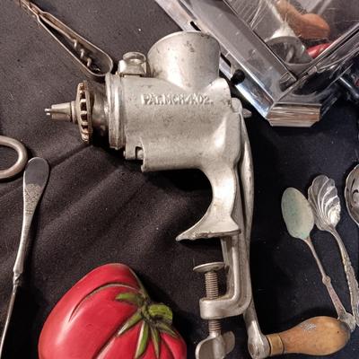 VINTAGE KITCHEN ITEMS INCLUDING CHALKWARE WALL HUNG VEGETABLES