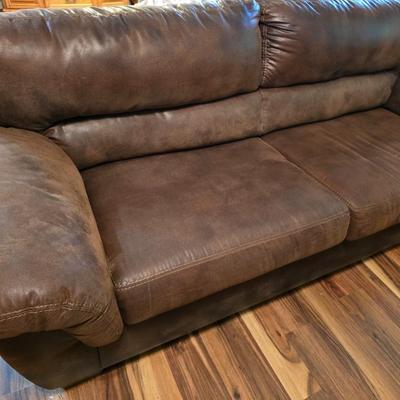 Ashley Furniture 3-Seat Sofa – Model 3090038 – Faux Leather Look