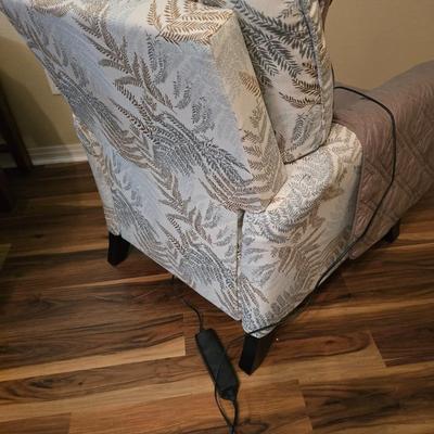 La-Z-Boy Riley Electric Power Recliner – Botanical Print with USB charging port built in! LIKE NEW comes with cover!