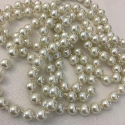 Beautiful elegant vintage knotted faux pearl necklace