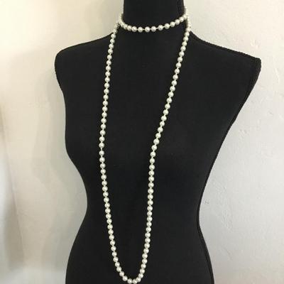 Beautiful elegant vintage knotted faux pearl necklace