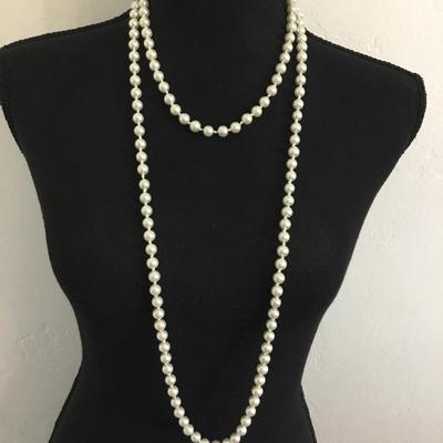 Beautiful elegant vintage knotted faux pearl necklace