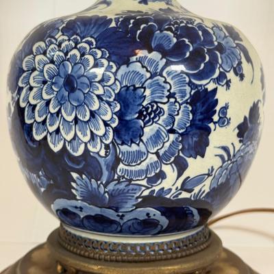 LOT 35Y: Vintage Blue & White Delft Blue and White Porcelain Table Lamp