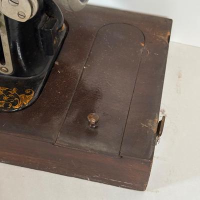 LOT 36Y: Vintage United Special Electric Sewing Machine