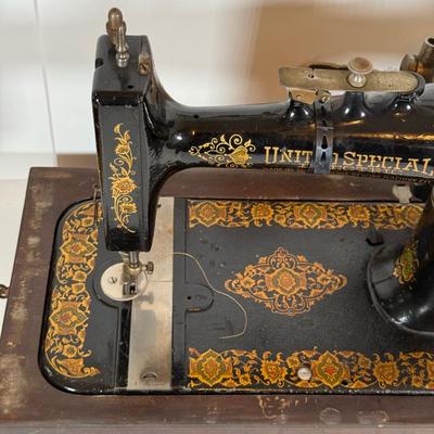 LOT 36Y: Vintage United Special Electric Sewing Machine