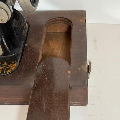 LOT 36Y: Vintage United Special Electric Sewing Machine