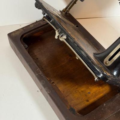 LOT 36Y: Vintage United Special Electric Sewing Machine