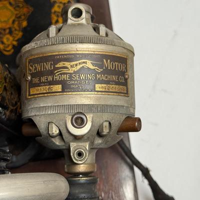 LOT 36Y: Vintage United Special Electric Sewing Machine