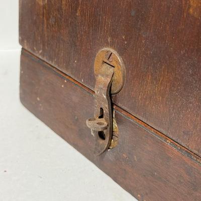 LOT 36Y: Vintage United Special Electric Sewing Machine