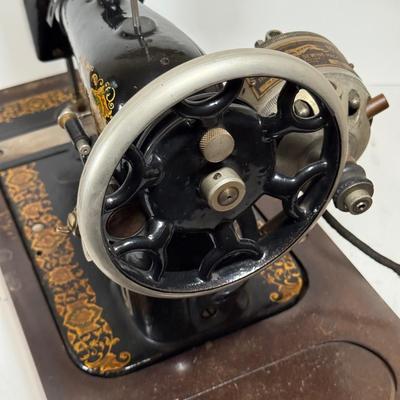 LOT 36Y: Vintage United Special Electric Sewing Machine