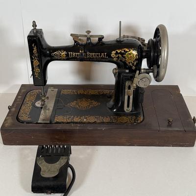 LOT 36Y: Vintage United Special Electric Sewing Machine