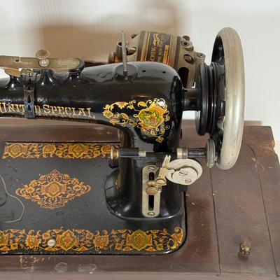 LOT 36Y: Vintage United Special Electric Sewing Machine