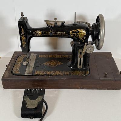 LOT 36Y: Vintage United Special Electric Sewing Machine