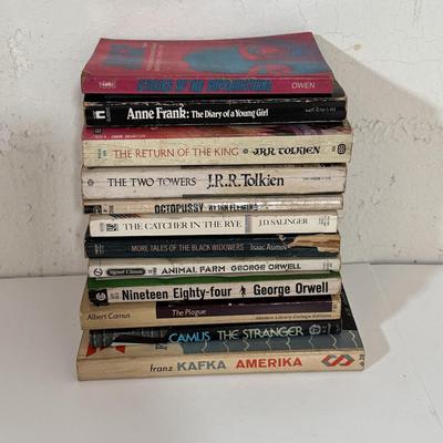 LOT 55L: Authors such as JRR Tolkien, George Orwell, Ian Fleming and others!