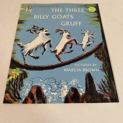 LOT 57D: Assorted Children’s Books featuring Characters as Calvin and Hobbes, Arthur, Clifford the Big Red Dog and More!