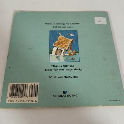 LOT 57D: Assorted Children’s Books featuring Characters as Calvin and Hobbes, Arthur, Clifford the Big Red Dog and More!