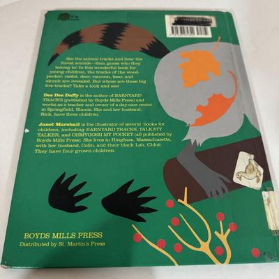 LOT 57D: Assorted Children’s Books featuring Characters as Calvin and Hobbes, Arthur, Clifford the Big Red Dog and More!