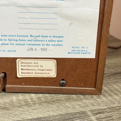 LOT 82L: Vintage 1970s Fairfield Time to Plant Flowers Clock Model No. 5