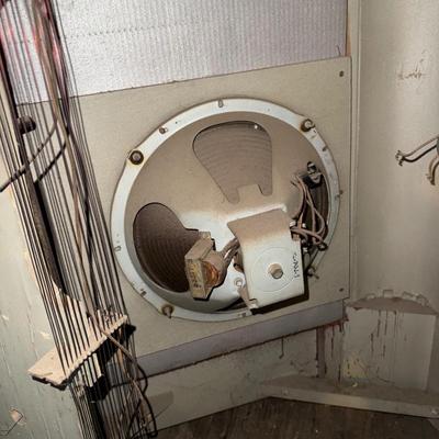 LOT 97Z: Vintage RCA Victor Radio