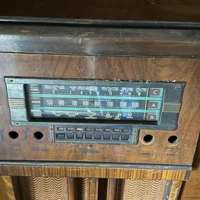 LOT 97Z: Vintage RCA Victor Radio