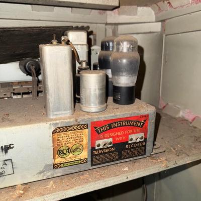 LOT 97Z: Vintage RCA Victor Radio