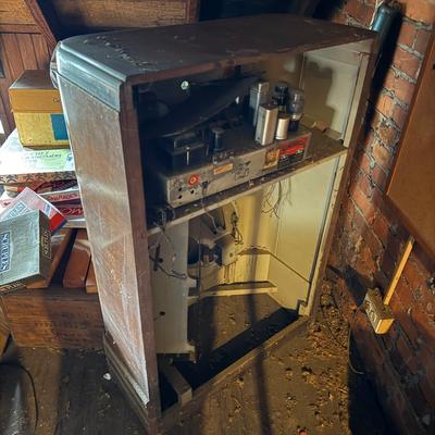 LOT 97Z: Vintage RCA Victor Radio