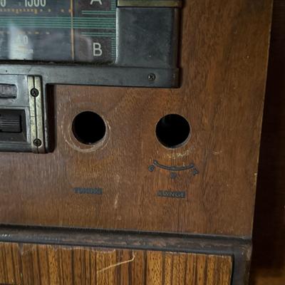 LOT 97Z: Vintage RCA Victor Radio