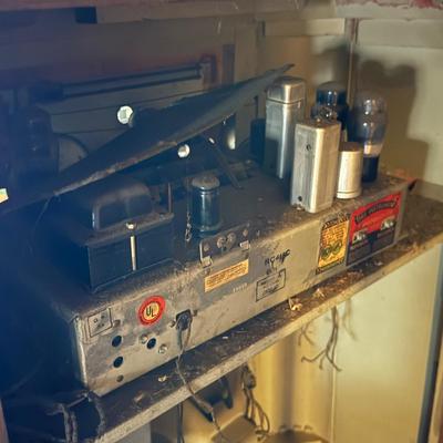 LOT 97Z: Vintage RCA Victor Radio