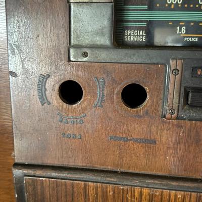 LOT 97Z: Vintage RCA Victor Radio