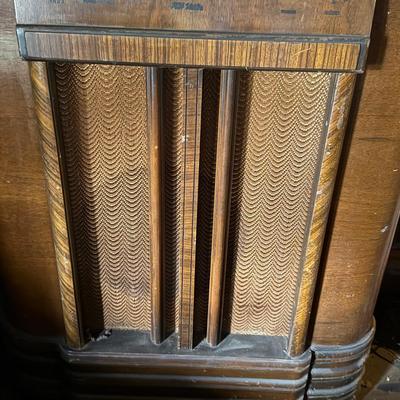 LOT 97Z: Vintage RCA Victor Radio